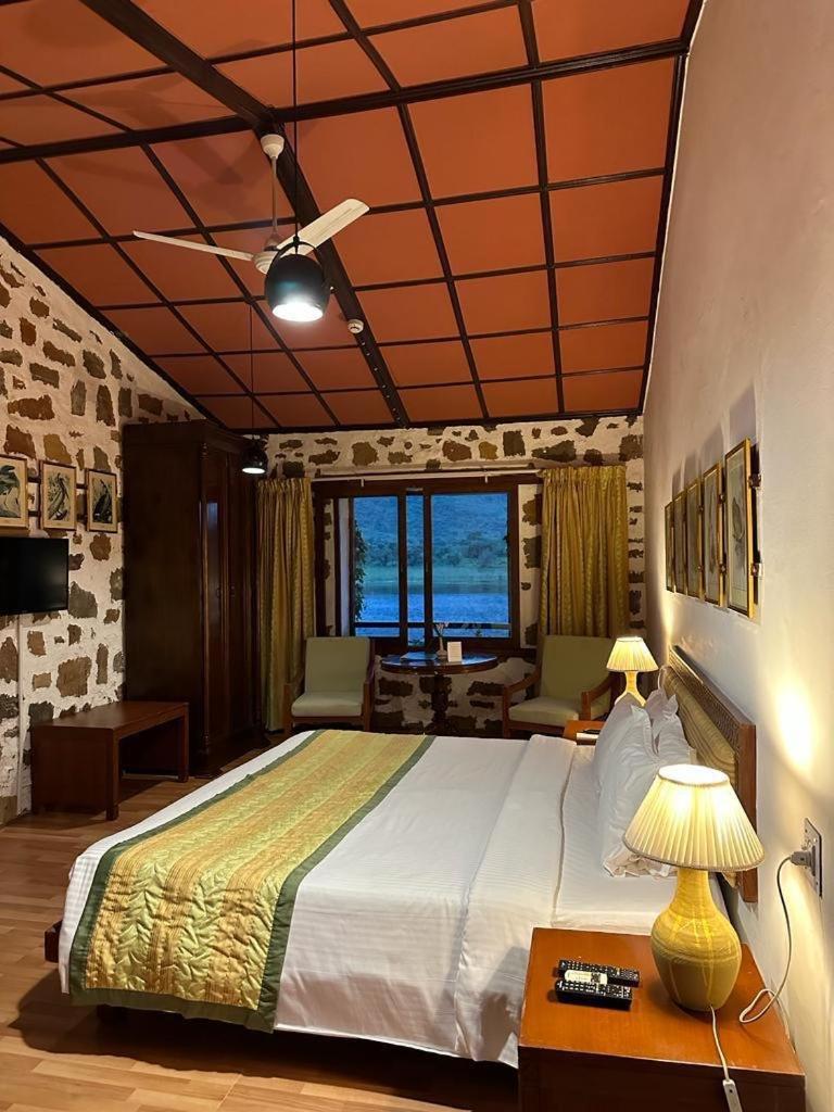 Shikarbadi Hotel - By The Lake Heritage By Hrh Group Of Hotels Udaipur Bagian luar foto